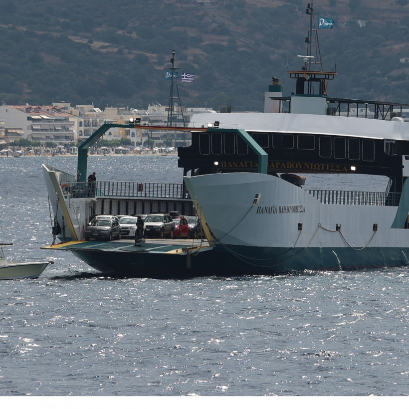 Φέρι μποτ προσάραξε σε ξέρα στα Νέα Στύρα.