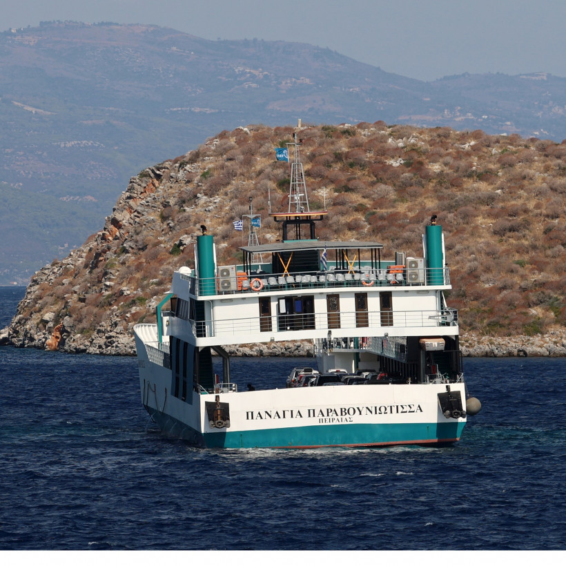 Φέρι μποτ προσάραξε σε ξέρα στα Νέα Στύρα.
