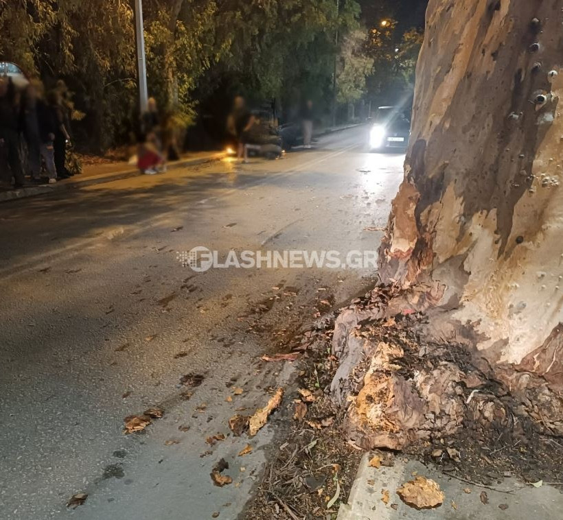 Kρήτη: Κινηματογραφικό τροχαίο στη Λεωφόρο Σούδας - Αυτοκίνητο προσέκρουσε σε δέντρο και ανετράπη 4 Kρήτη: Κινηματογραφικό τροχαίο στη Λεωφόρο Σούδας - Αυτοκίνητο προσέκρουσε σε δέντρο και ανετράπη