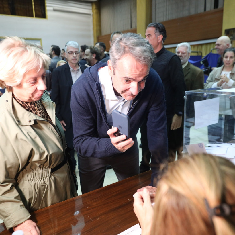 [382312] ΨΗΦΟΦΟΡΙΑ ΑΠΟ ΤΟΝ ΠΡΩΘΥΠΟΥΡΓΟ ΚΑΙ ΠΡΟΕΔΡΟ ΤΗΣ ΝΕΑΣ ΔΗΜΟΚΡΑΤΙΑΣ ΚΥΡΙΑΚΟ ΜΗΤΣΟΤΑΚΗ ΣΤΙΣ ΕΣΩΚΟΜΜΑΤΙΚΕΣ ΕΚΛΟΓΕΣ ΤΗΣ ΝΔ  (ΓΙΑΝΝΗΣ ΠΑΝΑΓΟΠΟΥΛΟΣ/EUROKINISSI)