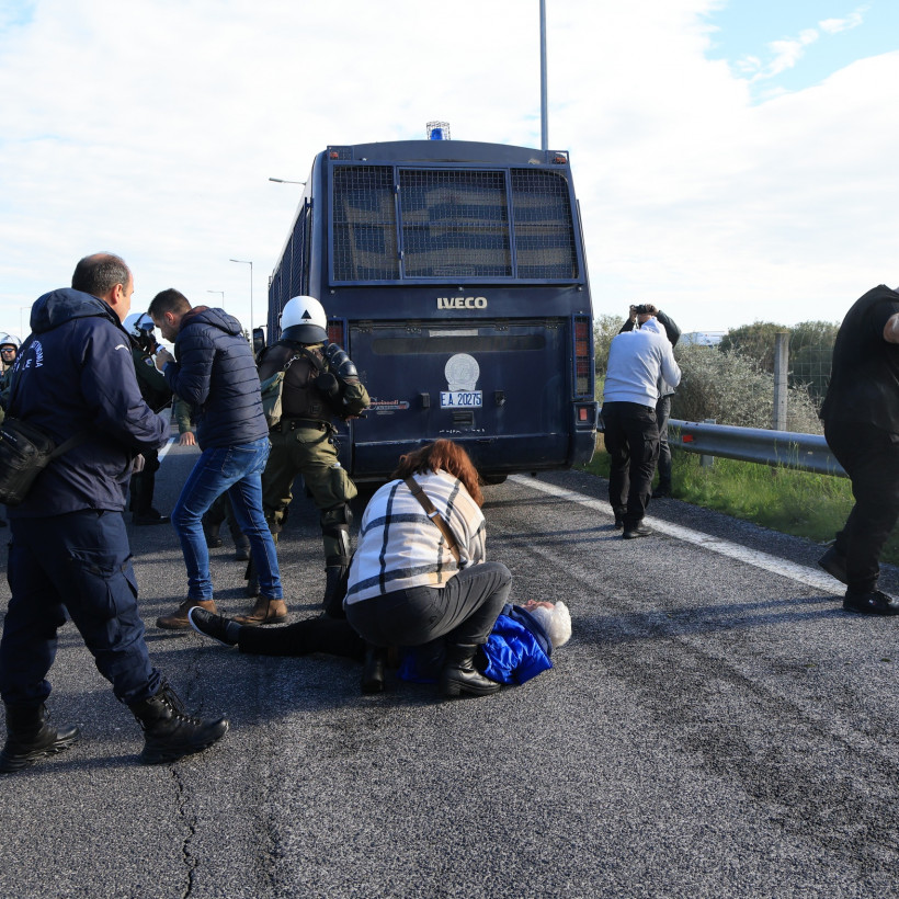 ΑΓΡΟΤΙΚΕΣ ΚΙΝΗΤΟΠΟΙΗΣΕΙΣ ΣΤΟΝ ΚΟΜΒΟ ΤΗΣ ΝΙΚΑΙΑΣ ΚΑΙ ΕΝΤΑΣΗ ΜΕ ΤΗΝ ΑΣΤΥΝΟΜΙΑ
