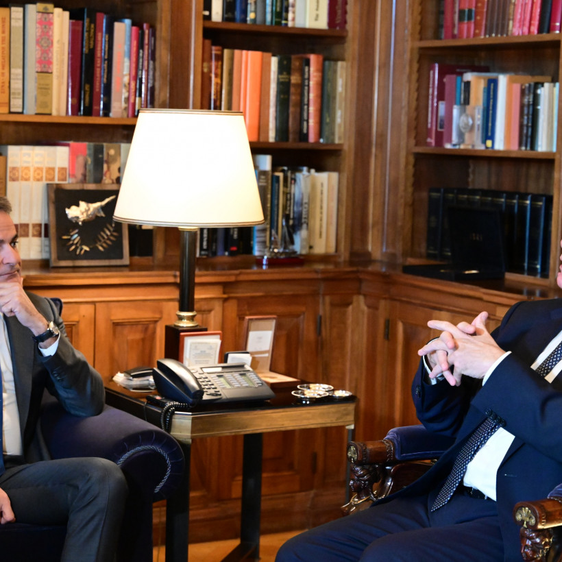 ΣΥΝΑΝΤΗΣΗ ΤΟΥ ΠτΔ ΚΩΣΤΑ ΤΑΣΟΥΛΑ ΜΕ ΤΟΝ ΠΡΩΘΥΠΟΥΡΓΟ ΚΥΡΙΑΚΟ ΜΗΤΣΟΤΑΚΗ  (ΤΑΤΙΑΝΑ ΜΠΟΛΑΡΗ/EUROKINISSI)