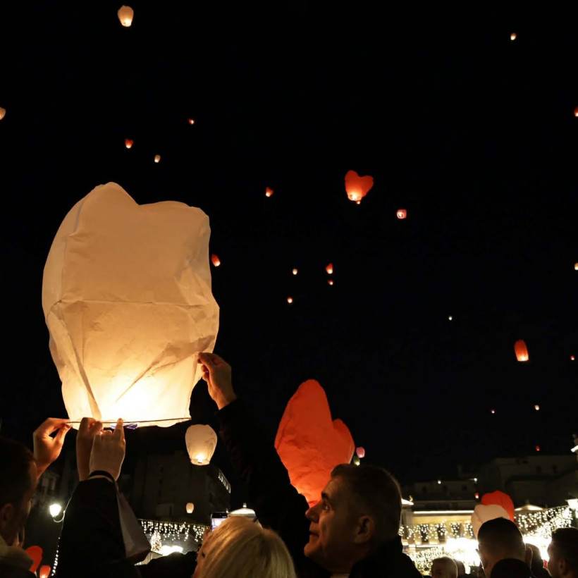 «Νύχτα των Ευχών» στην πλατεία Κοτζιά. 