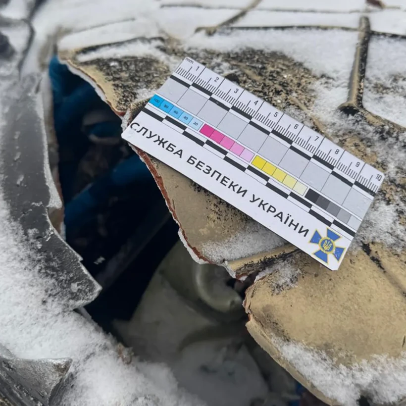 Θραύσματα του πυραύλου «Oreshnik» στο Λβιβ.