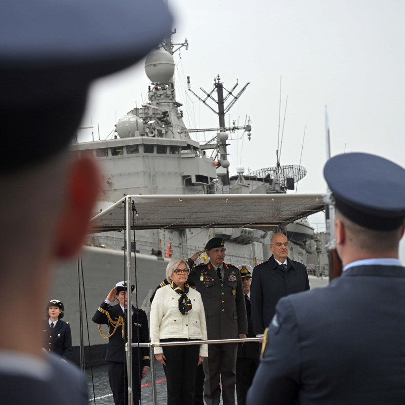 ΣΥΝΑΝΤΗΣΗ ΤΟΥ ΥΕΘΑ ΝΙΚΟΥ ΔΕΝΔΙΑ ΜΕ ΤΗΝ ΥΠΟΥΡΓΟ ΕΝΟΠΛΩΝ ΔΥΝΑΜΕΩΝ ΤΗΣ ΓΑΛΛΙΑΣ CATHERINE VAUTRIN ΣΤΟ ΝΑΥΣΤΑΘΜΟ ΤΗΣ ΣΑΛΑΜΙΝΑΣ ΕΠΙ ΤΗΣ ΠΡΩΤΗΣ ΕΛΛΗΝΙΚΗΣ ΦΡΕΓΑΤΑΣ ΤΥΠΟΥ FDI-HN "ΚΙΜΩΝ"