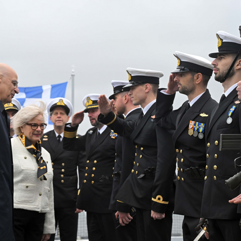 ΣΥΝΑΝΤΗΣΗ ΤΟΥ ΥΕΘΑ ΝΙΚΟΥ ΔΕΝΔΙΑ ΜΕ ΤΗΝ ΥΠΟΥΡΓΟ ΕΝΟΠΛΩΝ ΔΥΝΑΜΕΩΝ ΤΗΣ ΓΑΛΛΙΑΣ CATHERINE VAUTRIN ΣΤΟ ΝΑΥΣΤΑΘΜΟ ΤΗΣ ΣΑΛΑΜΙΝΑΣ ΕΠΙ ΤΗΣ ΠΡΩΤΗΣ ΕΛΛΗΝΙΚΗΣ ΦΡΕΓΑΤΑΣ ΤΥΠΟΥ FDI-HN "ΚΙΜΩΝ"