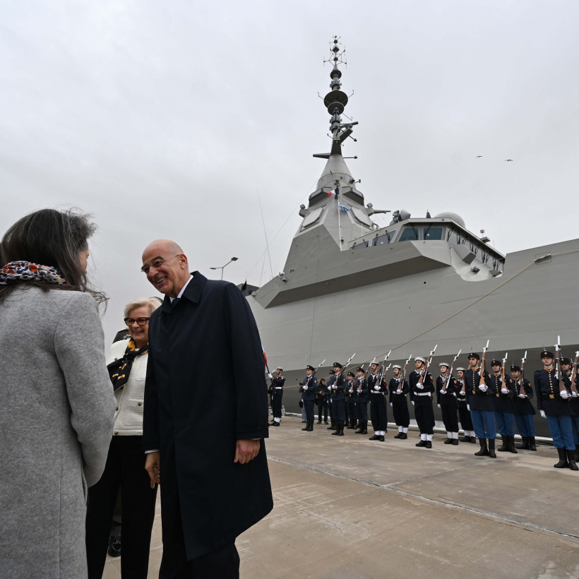 ΣΥΝΑΝΤΗΣΗ ΤΟΥ ΥΕΘΑ ΝΙΚΟΥ ΔΕΝΔΙΑ ΜΕ ΤΗΝ ΥΠΟΥΡΓΟ ΕΝΟΠΛΩΝ ΔΥΝΑΜΕΩΝ ΤΗΣ ΓΑΛΛΙΑΣ CATHERINE VAUTRIN ΣΤΟ ΝΑΥΣΤΑΘΜΟ ΤΗΣ ΣΑΛΑΜΙΝΑΣ ΕΠΙ ΤΗΣ ΠΡΩΤΗΣ ΕΛΛΗΝΙΚΗΣ ΦΡΕΓΑΤΑΣ ΤΥΠΟΥ FDI-HN "ΚΙΜΩΝ"
