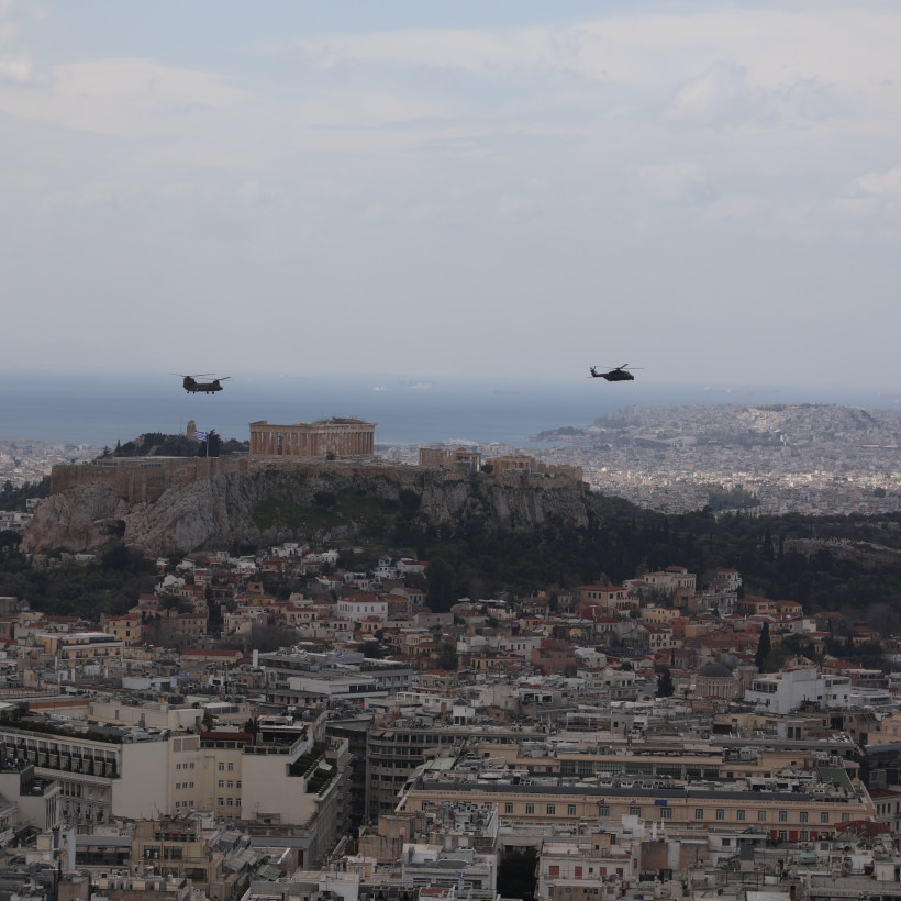 [385779] ΠΤΗΣΕΙΣ ΑΕΡΟΣΚΑΦΩΝ ΠΑΝΩ ΑΠΟ ΤΗΝ ΑΘΗΝΑ ΓΙΑ ΤΗΝ ΠΑΡΕΛΑΣΗ ΤΗΣ ΕΘΝΙΚΗΣ ΕΠΕΤΕΙΟΥ ΤΗΣ 25ης ΜΑΡΤΙΟΥ 1821  (ΔΑΝΑΗ ΔΑΥΛΟΠΟΥΛΟΥ/EUROKINISSI)
