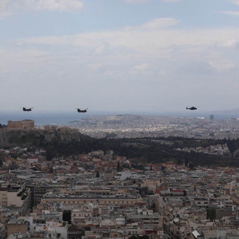 [385779] ΠΤΗΣΕΙΣ ΑΕΡΟΣΚΑΦΩΝ ΠΑΝΩ ΑΠΟ ΤΗΝ ΑΘΗΝΑ ΓΙΑ ΤΗΝ ΠΑΡΕΛΑΣΗ ΤΗΣ ΕΘΝΙΚΗΣ ΕΠΕΤΕΙΟΥ ΤΗΣ 25ης ΜΑΡΤΙΟΥ 1821  (ΔΑΝΑΗ ΔΑΥΛΟΠΟΥΛΟΥ/EUROKINISSI)