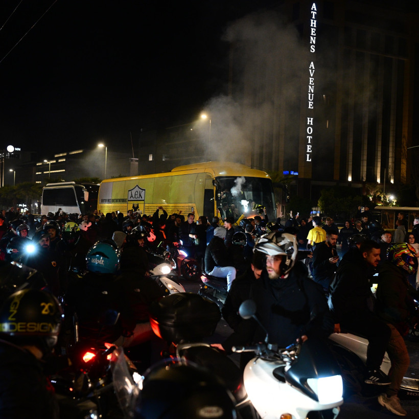 [386074] SUPERLEAGUE 2025-2026 / PLAY OFF / ΟΣΦΠ - ΑΕΚ / ΟΠΑΔΟΙ ΤΗΣ ΑΕΚ ΣΤΟ ΡΕΥΜΑ ΑΝΟΔΟΥ ΤΗΣ ΣΥΓΓΡΟΥ (KLODIAN LATO / EUROKINISSI)