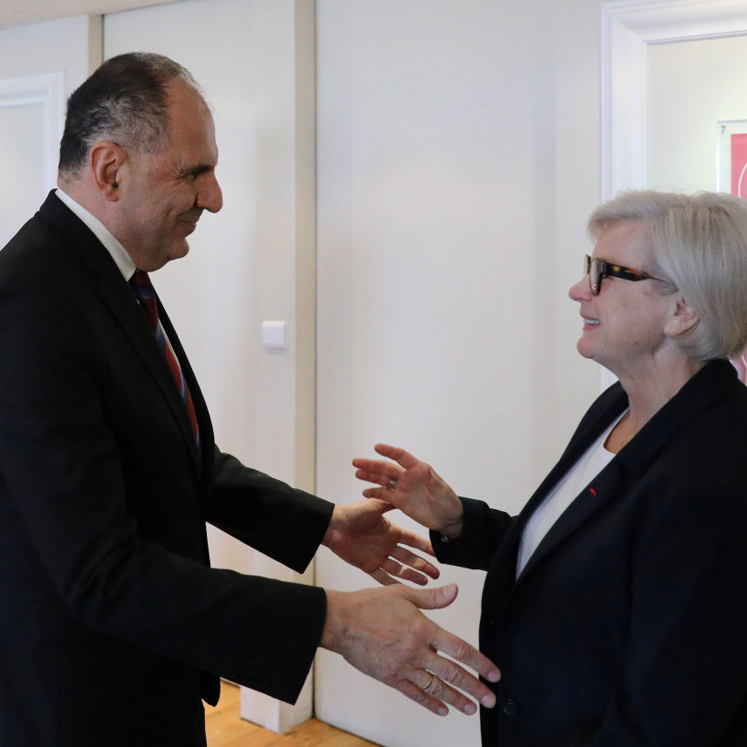 ΕΠΙΣΗΜΟ ΓΕΥΜΑ ΤΟΥ ΥΠΟΥΡΓΟΥ ΕΞΩΤΕΡΙΚΩΝ ΓΙΕΩΡΓΙΟΥ ΓΕΡΑΠΕΤΡΙΤΗ ΠΡΟΣ ΤΟΥΣ ΓΑΛΛΟΥΣ ΥΠΟΥΡΓΟΥΣ ΠΟΥ ΣΥΝΟΔΕΥΟΥΝ ΤΟΝ ΠΡΟΕΔΡΟ ΕΜΑΝΟΥΕΛ ΜΑΚΡΟΝ ΣΤΗΝ ΑΘΗΝΑ