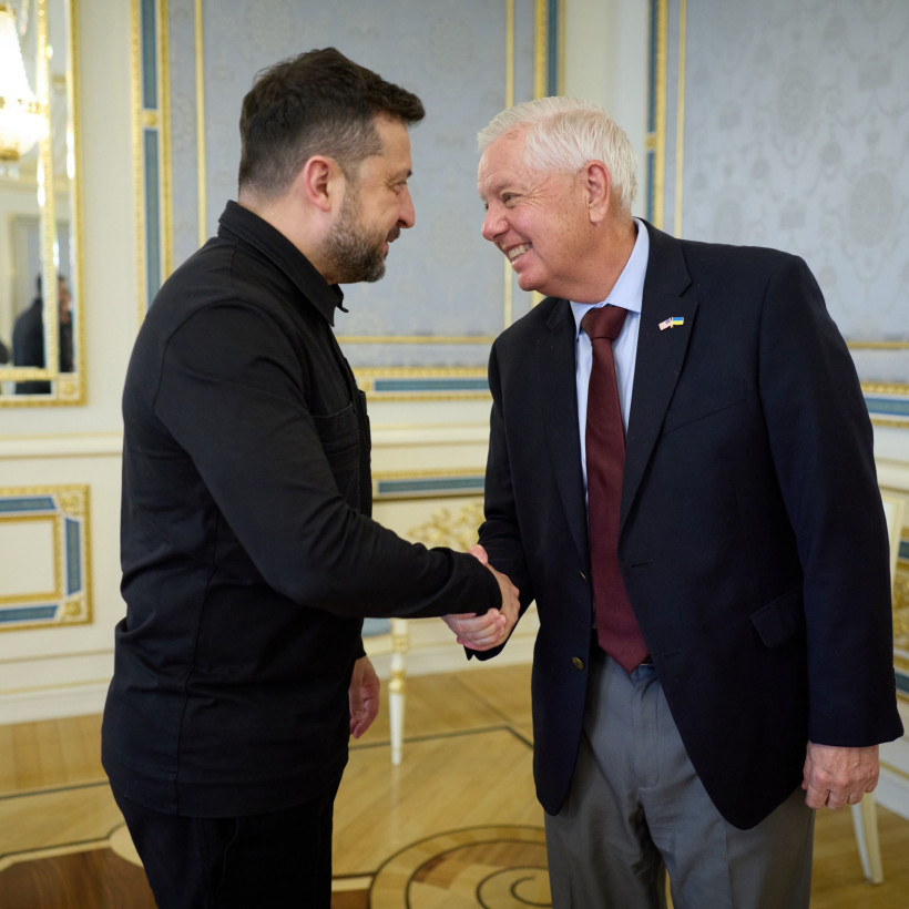 Ο Λίντσεϊ Γκρέιαμ με τον Βολοντίμιρ Ζελένσκι.