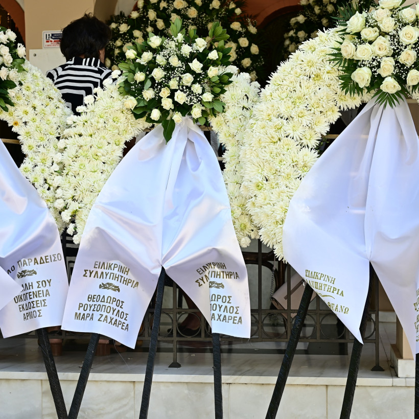 Στεφάνια στην κηδεία του Στέλιου Ράμφου.