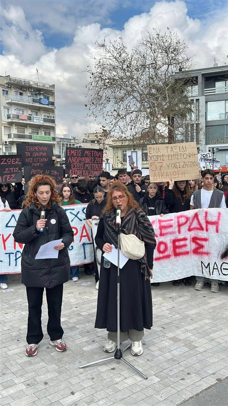 Μπορεί να είναι εικόνα 4 άτομα και κείμενο