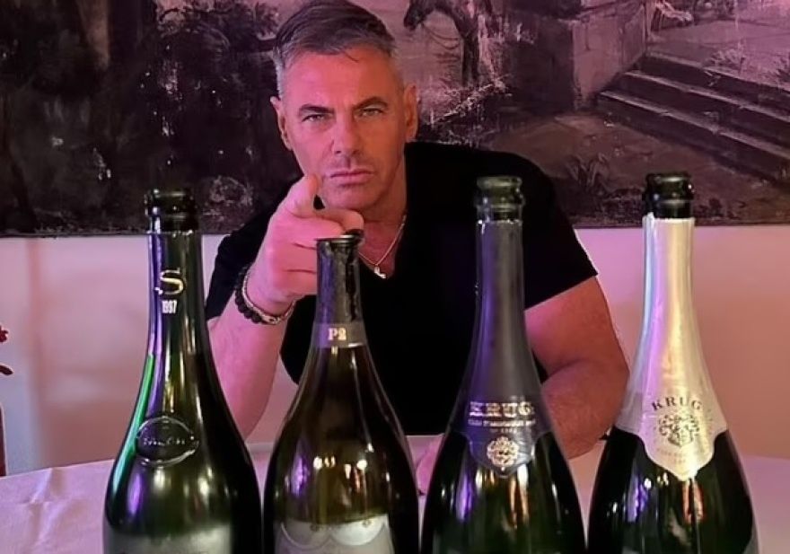 Ο μανάβης που έγινε influencer και «βασιλιάς της νύχτας» του Μιλάνου, πλένοντας τη Ferrari του... με σαμπάνια