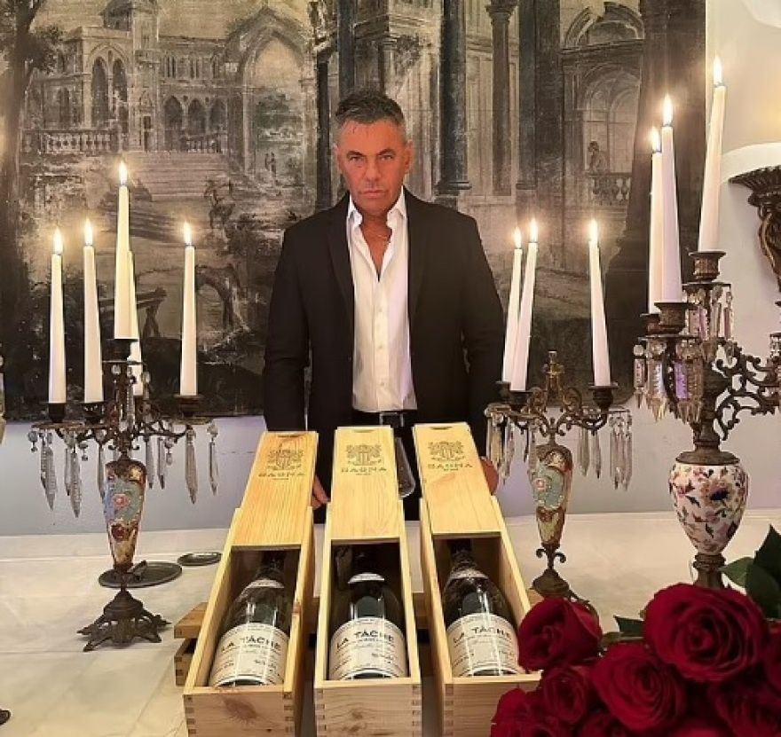 Ο μανάβης που έγινε influencer και «βασιλιάς της νύχτας» του Μιλάνου, πλένοντας τη Ferrari του... με σαμπάνια