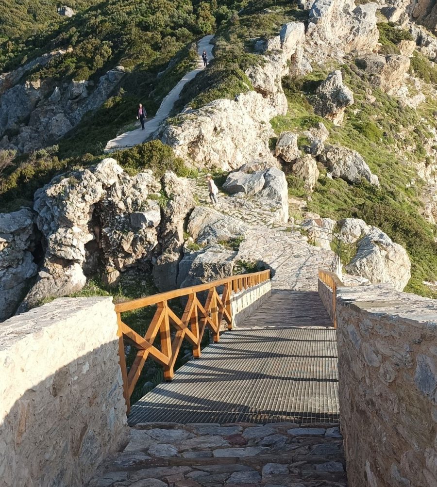 Kastro-Skiathos-(ape)2.jpg