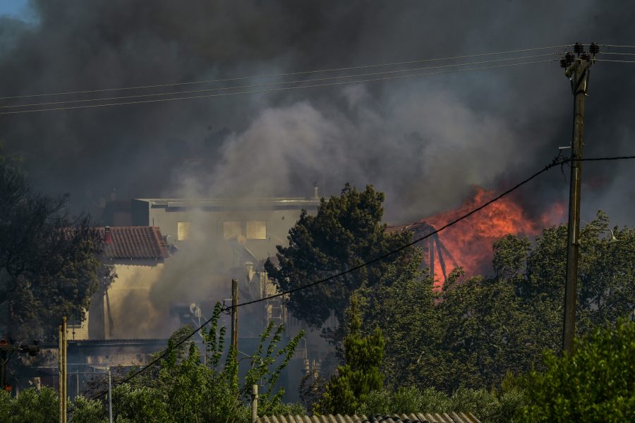 Φωτιά στη Ραφήνα