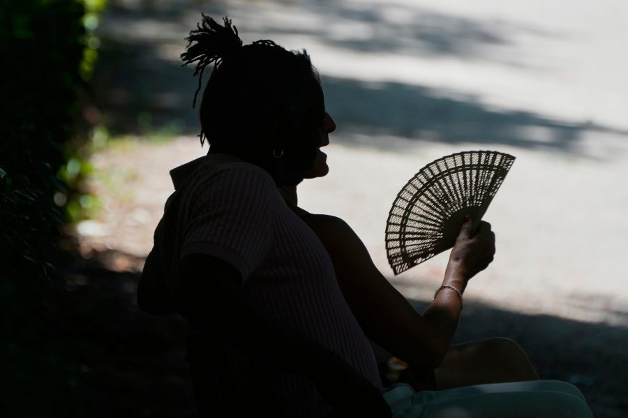 heat wave europe man with fan