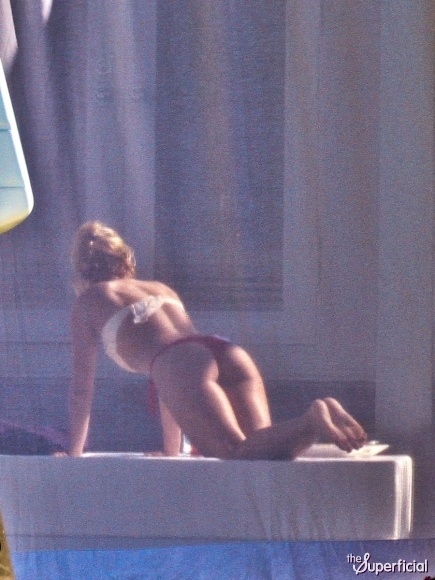 shakira-bikini-butt-0106-01-435x580
