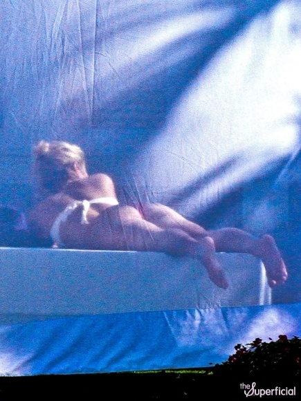 shakira-bikini-butt-0106-02-435x580