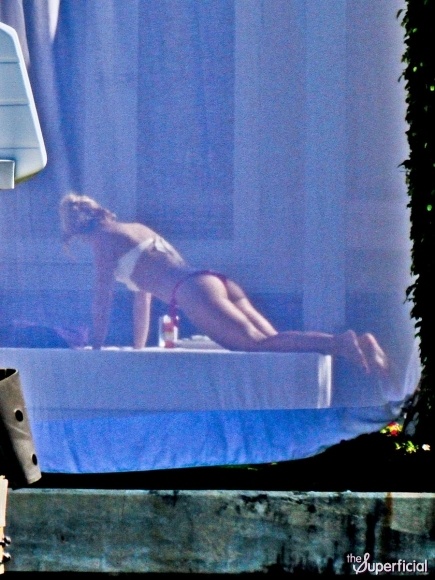 shakira-bikini-butt-0106-03-435x580