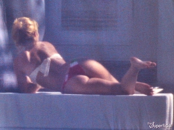 shakira-bikini-butt-0106-05-580x435