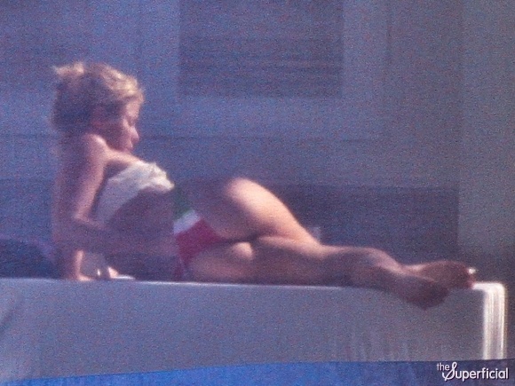 shakira-bikini-butt-0106-06-580x435