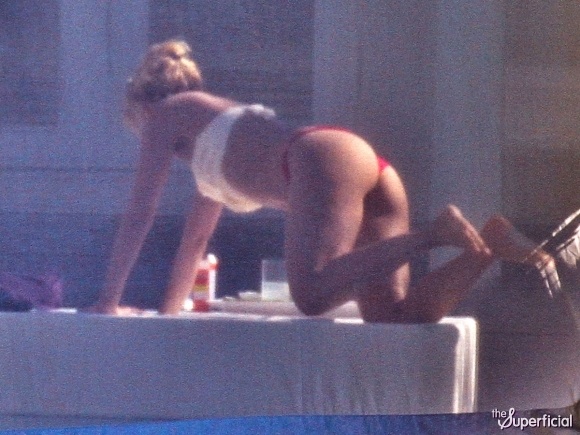 shakira-bikini-butt-0106-07-580x435