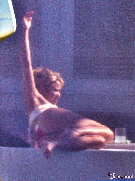 shakira-bikini-butt-0106-11-435x580
