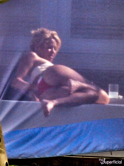 shakira-bikini-butt-0106-12-435x580