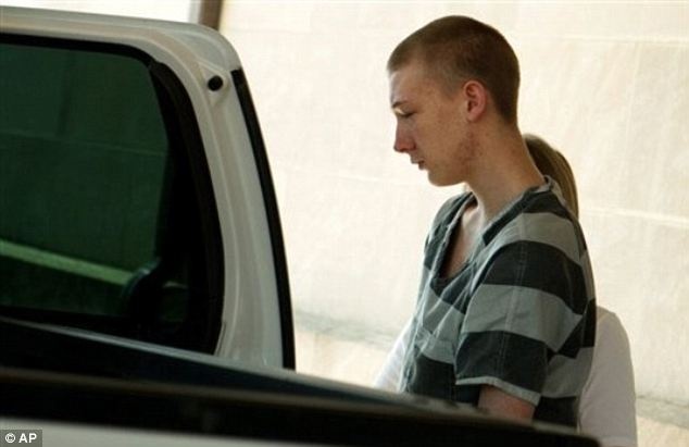 article-2155456-137C53AA000005DC-668_634x411