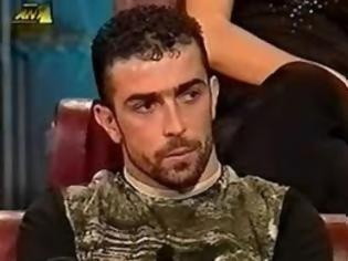 o-paiktis-tou-rialiti-pou-ton-emplekoun-sto-diplo-foniko-tis-kritis-lynei-tin-siopi-tou-1-315x236