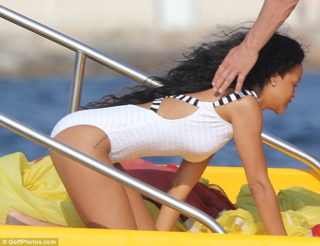 article-2178377-1432C911000005DC-556_634x489