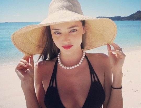 miranda-kerr-in-black-bikini-on-the-beach--580x435