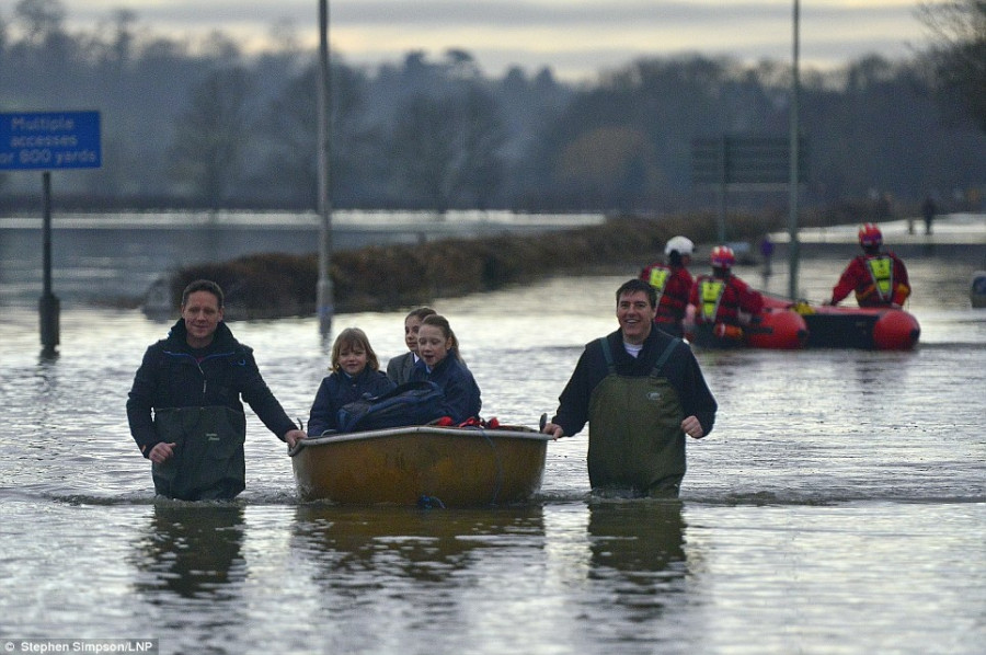 article-2555658-1B593E6400000578-565 964x641