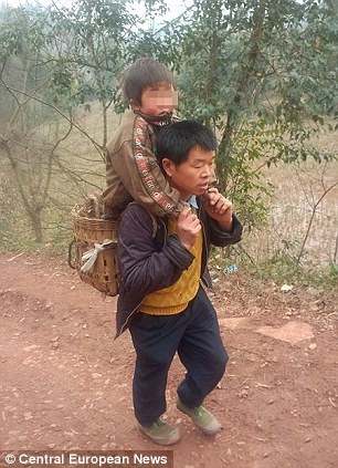 article-2577520-1C2AA5CD00000578-802 306x423