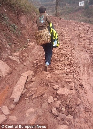 article-2577520-1C2AA5DA00000578-626 306x423