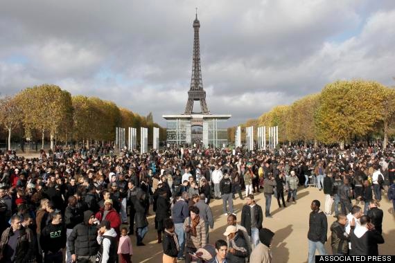 o-EIFFEL-TOWER-CROWD-570