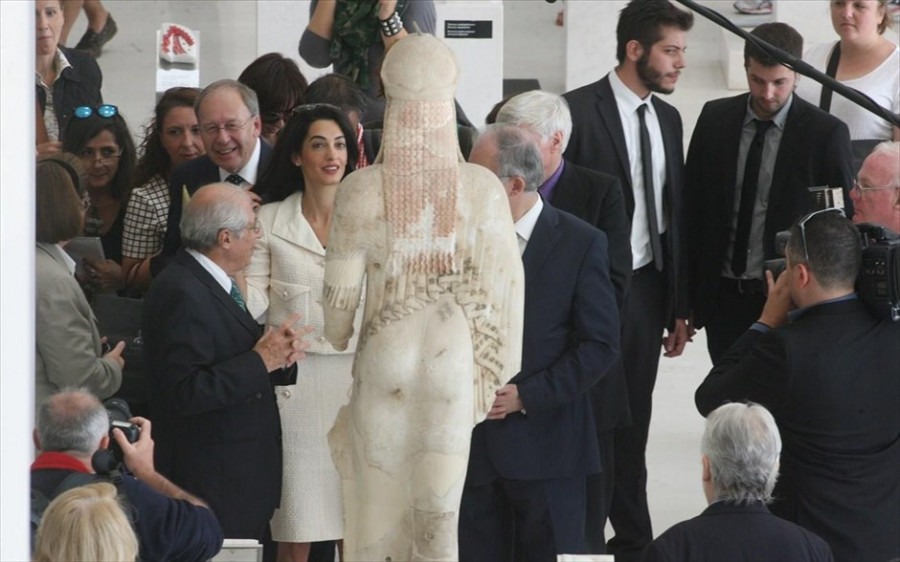 stin-athina-gia-ta-glupta-tou-parthenona-i-amal-alamountin-klounei