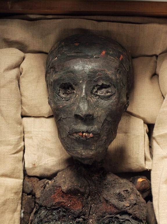 The-mummy-of-King-Tutankhamun.jpg