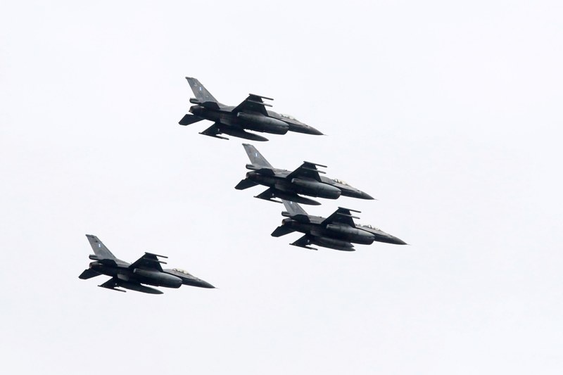 stratiotikh parelasi 10