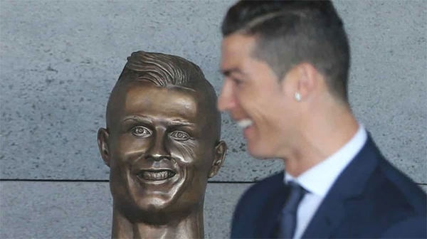 funny cristiano ronaldo statue fail 34 58dcc00e3264b 700