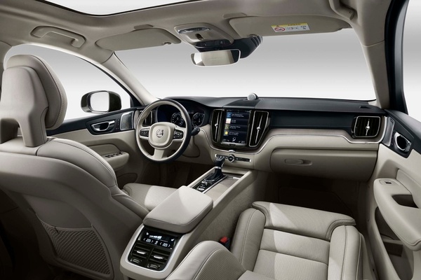 2018 Volvo XC60 interior view 03