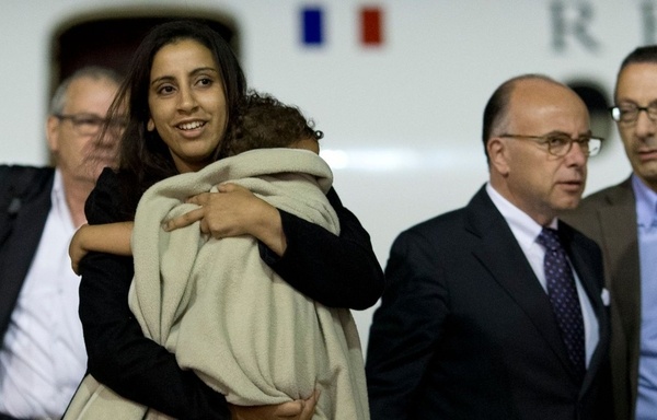 960x614 meriam rhaiem lors retrouvailles fille assia accueillie aeroport bernard cazeneuve alors ministre interieur