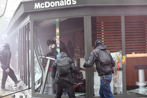 5ae881f3fc7e93e25f8b4577