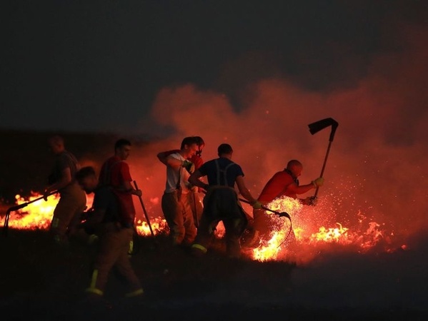 skynews moors wildfires winter hill near bolton 4348540