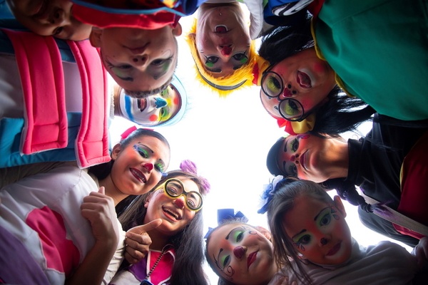 phphoto bomb clowns 8