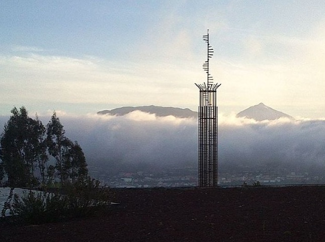 Ένα μνημείο για τα θύματα στο αεροδρόμιο της Βόρειας Τενερίφης, το οποίο ονομαζόταν αεροδρόμιο Los Rodeos κατά τη στιγμή της συντριβής.
