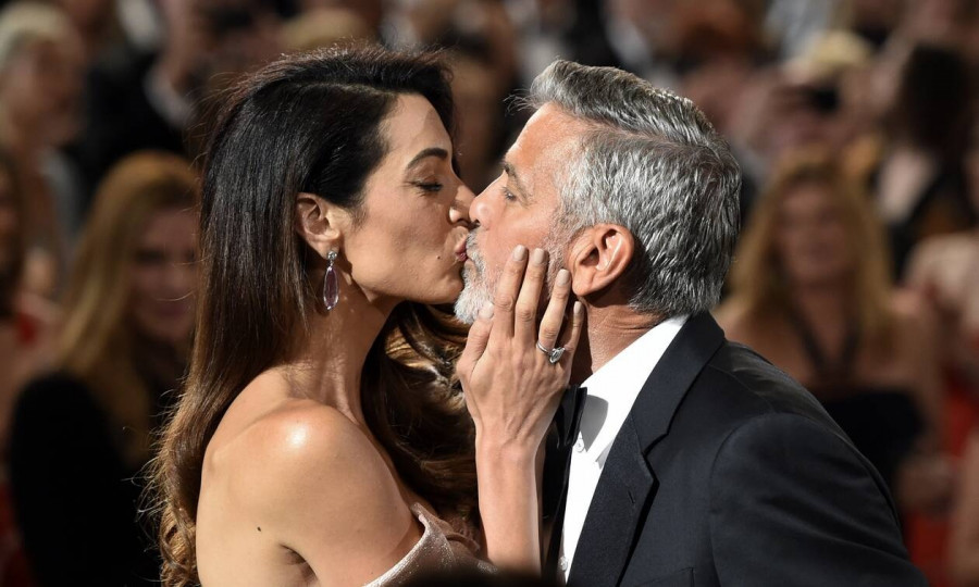 clooneys-kiss.jpg